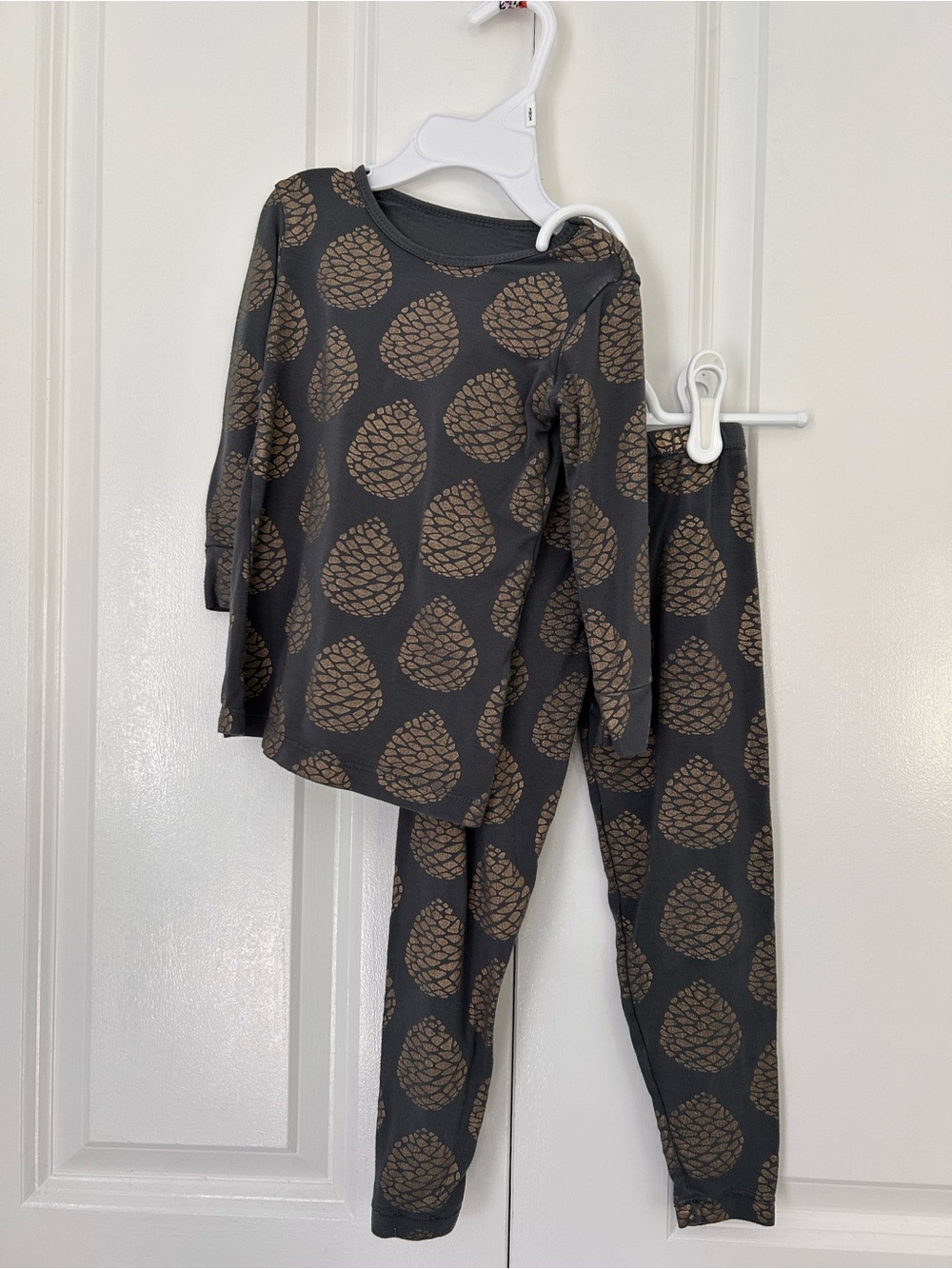 KicKee Pants kids size 4 bamboo gray pajama set with gold pinecones